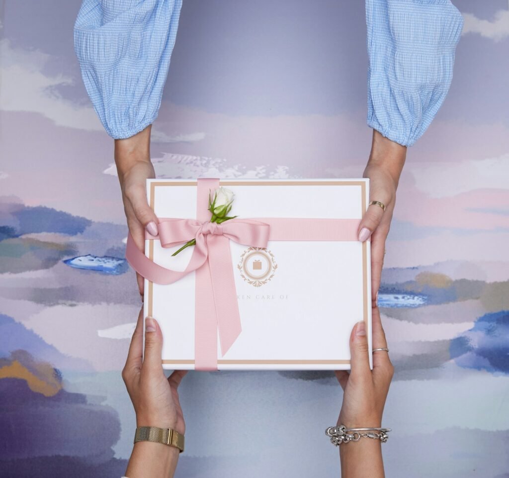 Deux mains qui s’échangent un cadeau emballé, lot d’un jeu concours Instagram