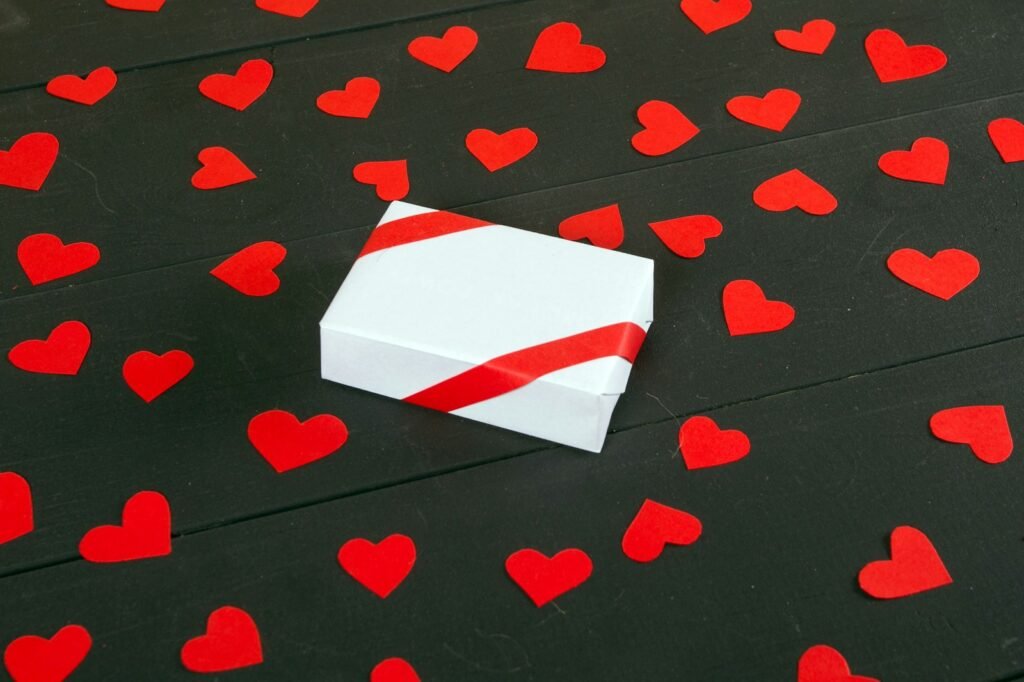 Boîte cadeau blanche à cœurs rouges, idée de lot pour un concours Instagram