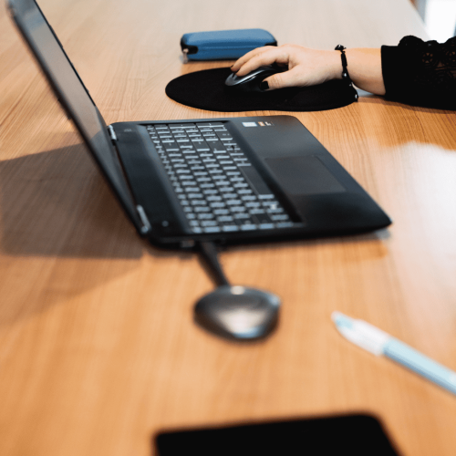 community manager et webmaster freelance agen lot-et-garonne création site internet formation instagram réseaux sociaux