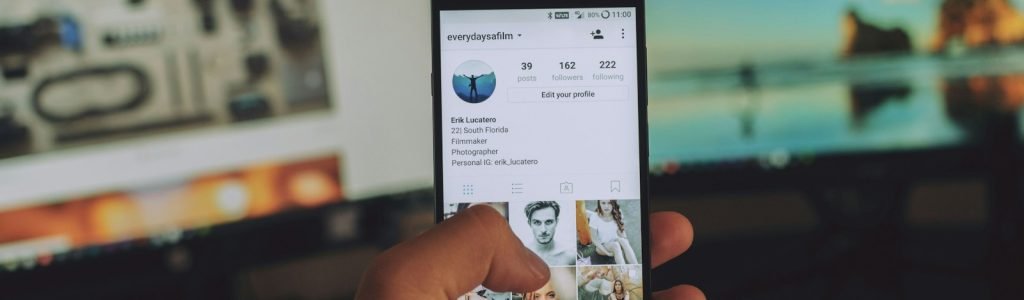 Smartphone affichant Instagram pour organiser un jeu concours