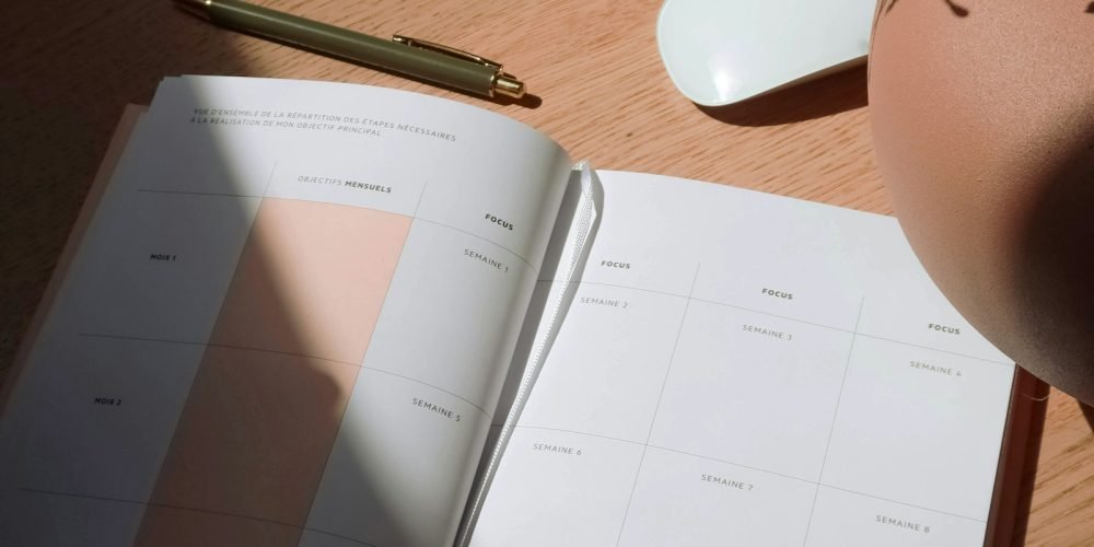 Bureau avec carnet et clavier pour rédiger le règlement d’un jeu concours