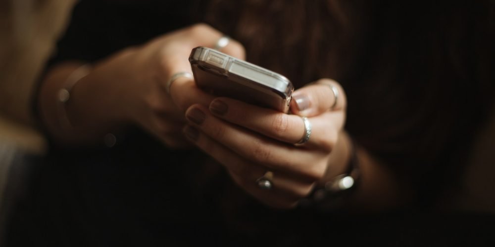 Femme utilisant son smartphone pour faire un tirage au sort Instagram